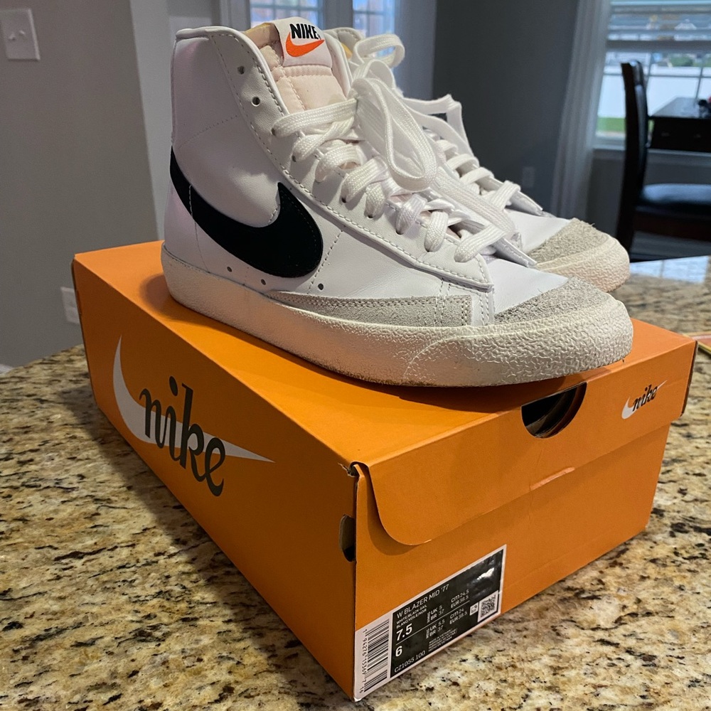 Women’s Nike blazer mid ‘77